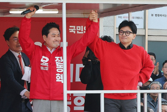 장동혁(왼쪽부터) 국민의힘 원내수석대변인과 한동훈 전 비상대책위원장. 연합뉴스.